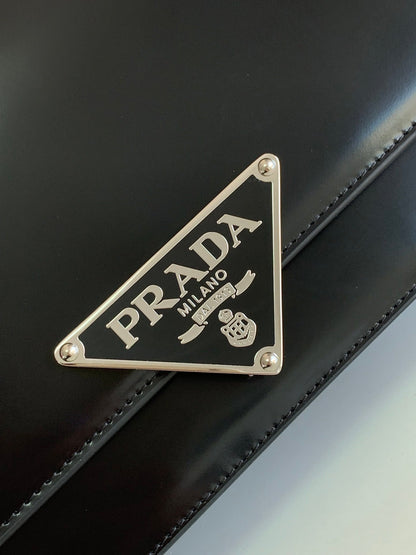 Symbole Triangle Plaque Flap Shoulder Bag