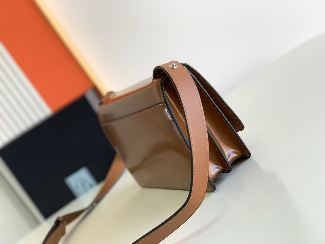 Symbole Triangle Plaque Flap Shoulder Bag