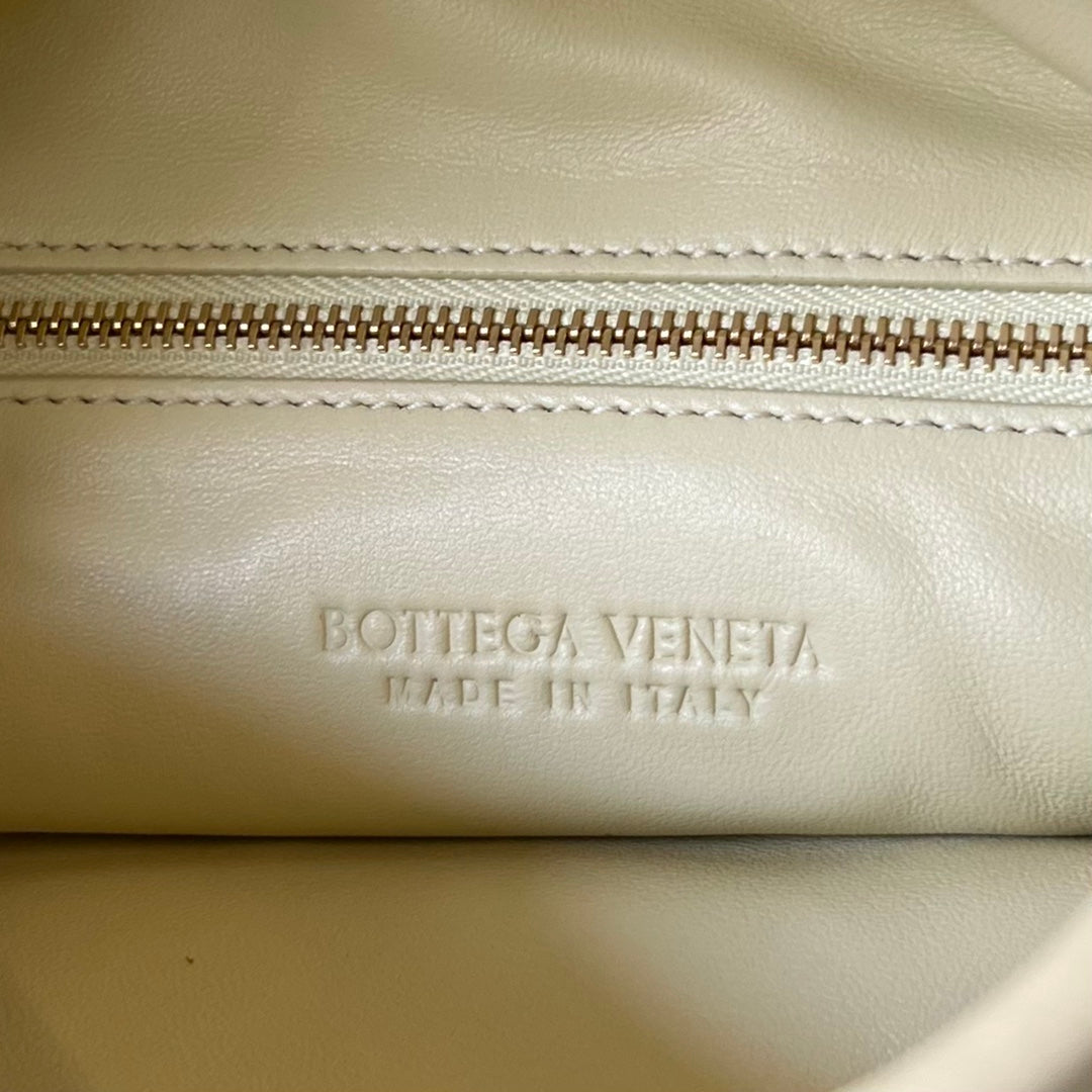 Small Hop Woven Leather Bag