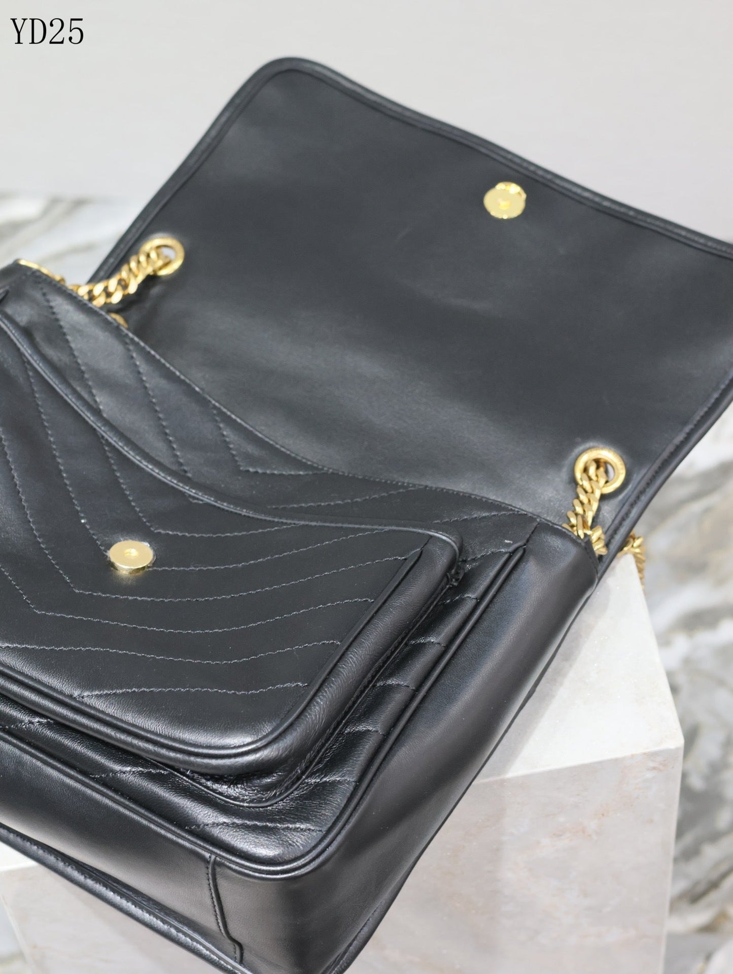 Niki Medium Leather Bag