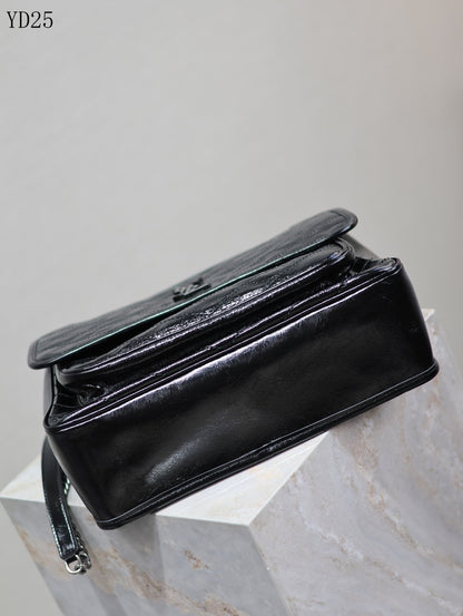 Niki Medium Leather Shoulder Bag