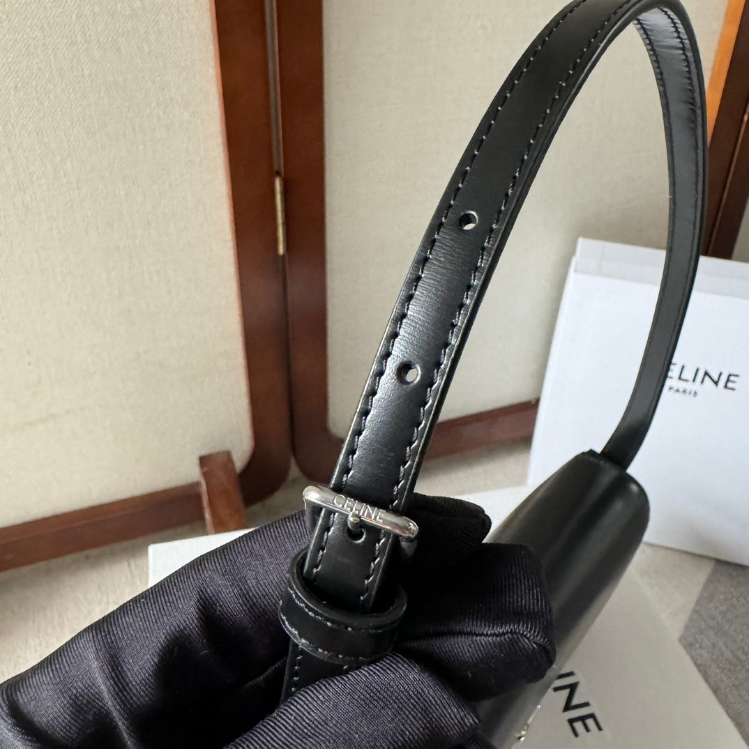 Lola Triomphe Baguette Leather Bag