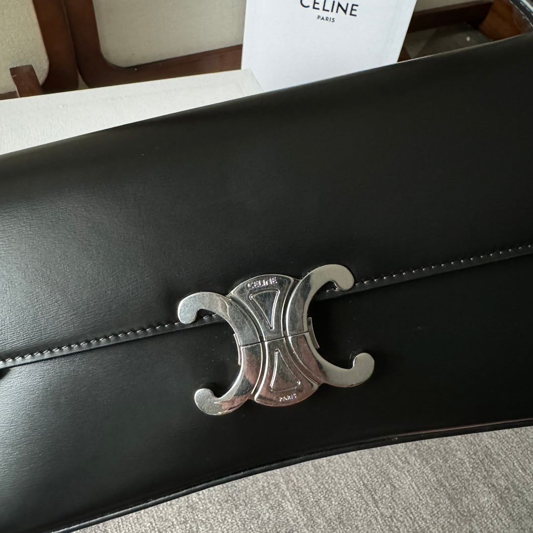Lola Triomphe Baguette Leather Bag