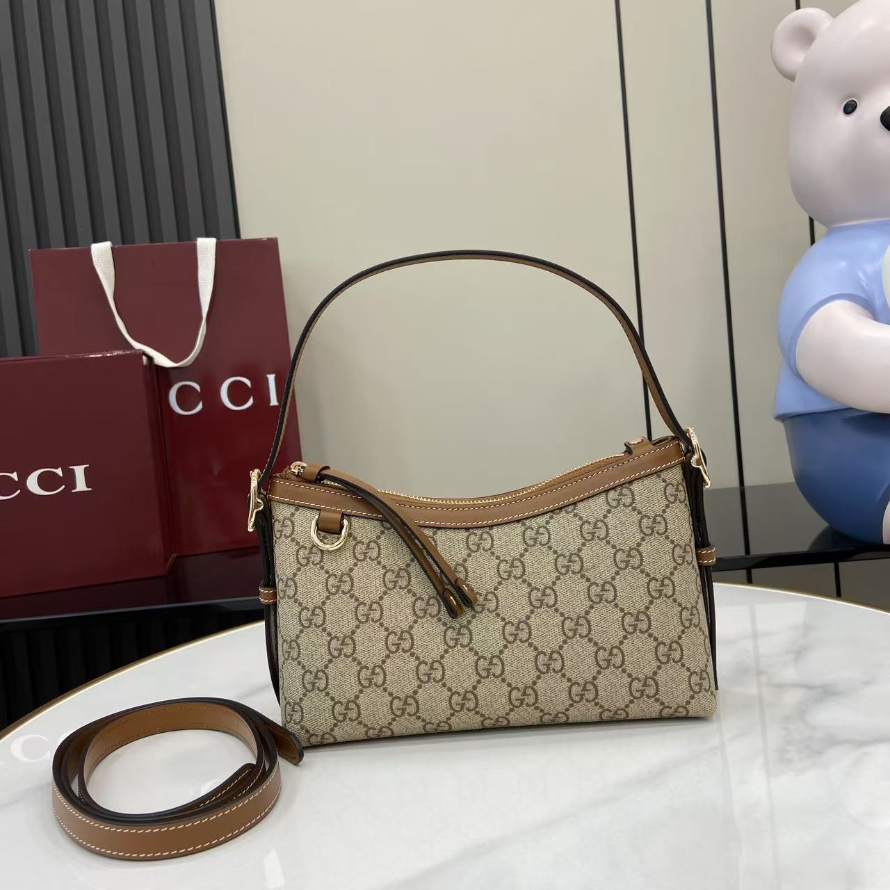 GG Supreme Canvas Shoulder Bag